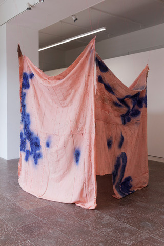 BASEMENT, 2016, rubber, fabric, pigment, 210x250x250 cm, Installation view: "ÜBERRESTE", Galerie im Turm, Berlin, 2016 (photos: Birgit Kaulfuß)