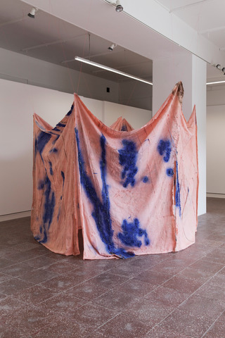 BASEMENT, 2016, rubber, fabric, pigment, 210x250x250 cm, Installation view: "ÜBERRESTE", Galerie im Turm, Berlin, 2016 (photos: Birgit Kaulfuß)