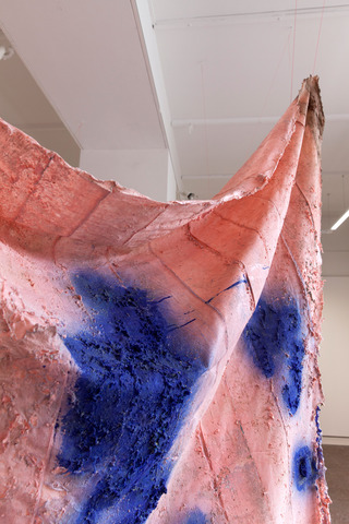 BASEMENT, 2016, rubber, fabric, pigment, 210x250x250 cm, Installation view: "ÜBERRESTE", Galerie im Turm, Berlin, 2016 (photos: Birgit Kaulfuß)